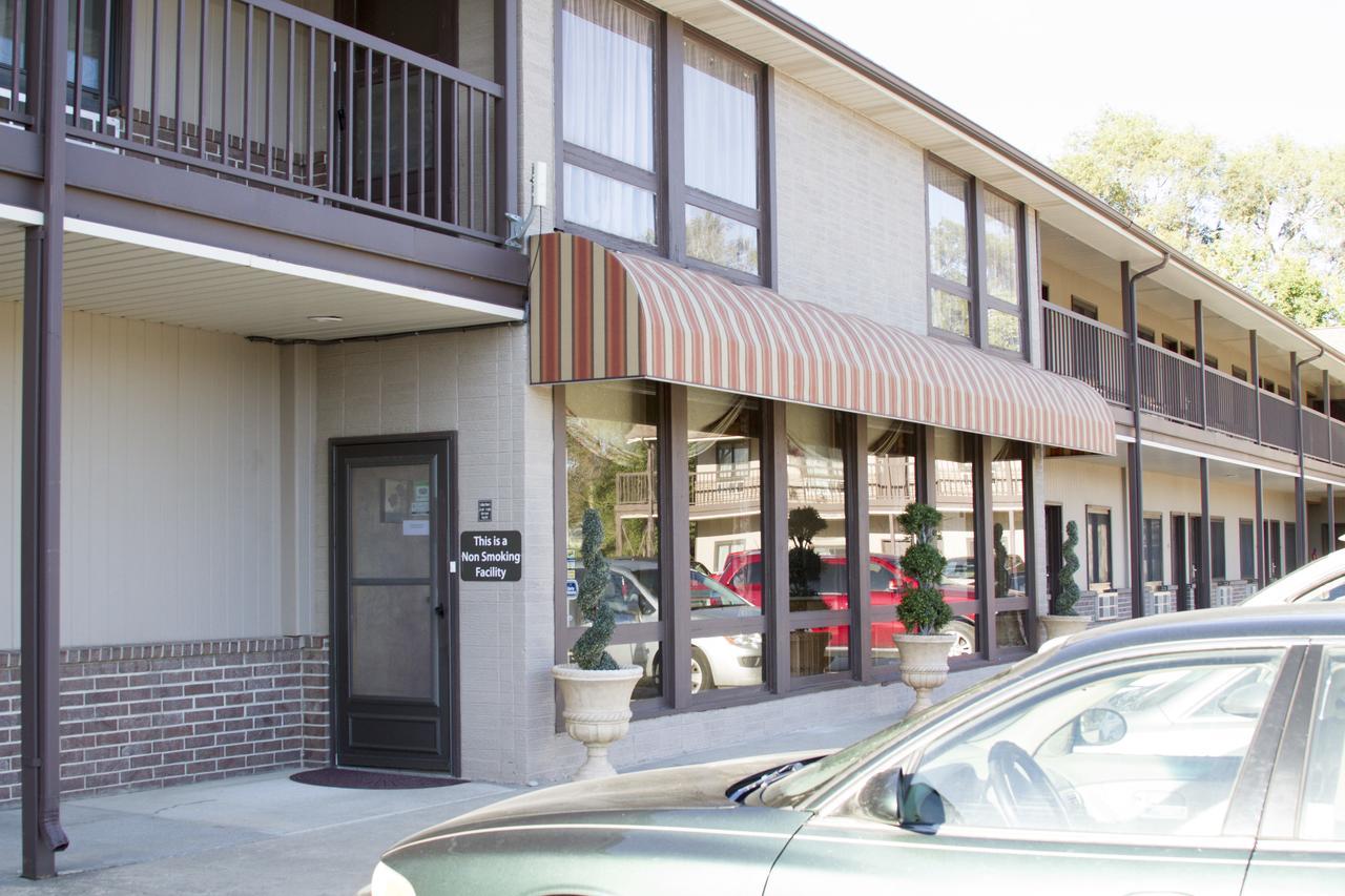 Cottonwood Inn & Suites Phillipsburg Exterior photo